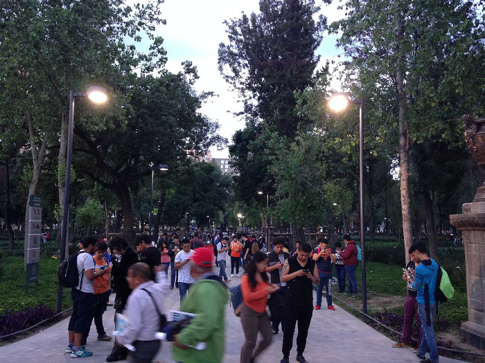 Pessoas jogando Pokemon GO no México