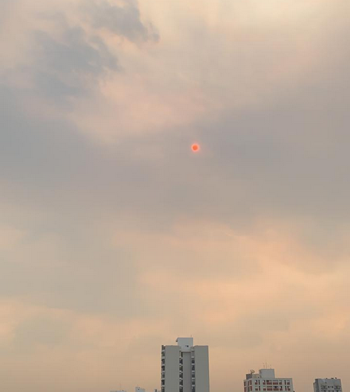 O céu do interior de São Paulo, cheio de fumaça, alaranjado, no dia 01 de Outubro de 2020.